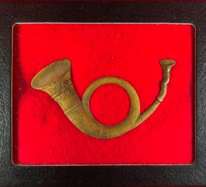 Federal Infantry "Hunting Horn" Hat Insignia with Display Case