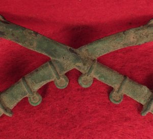 Cavalry Crossed Sabers Hat Insignia