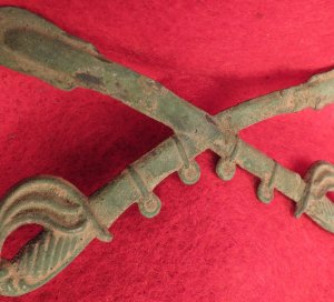 Cavalry Crossed Sabers Hat Insignia