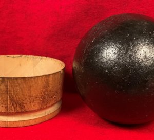 12 Pounder Solid Shot Cannonball with Repro Wood Sabot +++ Peter George Collection +++