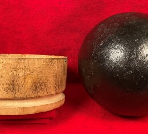 12 Pounder Solid Shot Cannonball with Repro Wood Sabot +++ Peter George Collection +++