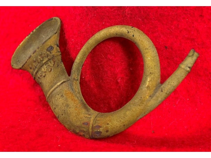 Federal Infantry "Hunting Horn" Hat Insignia with Display Case