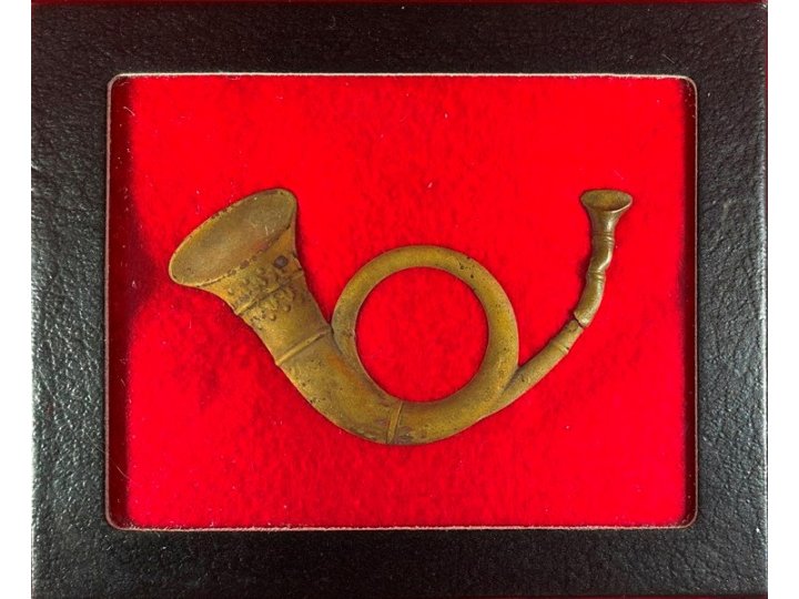 Federal Infantry "Hunting Horn" Hat Insignia with Display Case